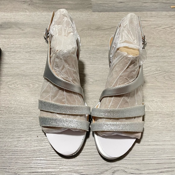 ❌SOLD❌NATURALIZER Women’s Brenta Heeled Open Toe Sandals Size 8 Silver - Picture 2 of 8